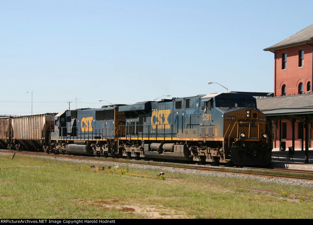 CSX 5281 & 8705 lead train G833 past the station